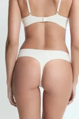 Bombacha tipo colaless de diseño minimalista, confeccionada en tejido suave con elástico en la cintura.