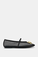 Bailarina plana color negro, confeccionada en malla transparente (mesh) con punta redonda. Posee una tira fina con hebilla que cruza el empeine y un adorno metálico dorado con forma orgánica en la punta.