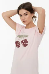 Remera de manga corta de algodón, de corte holgado y cuello a la base. Presenta un estampado frontal en el pecho con forma de corazón y encaje, con la inscripción "La Dolce Vita".