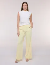 Pantalón sastrero color amarillo claro, de tiro alto, con bolsillos laterales funcionales y pierna de corte ancho tipo wide leg.