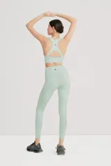 Calza larga de lycra color rosa claro, tiro alto y cintura doble.