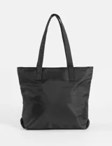 Bolso tipo shopper color verde oliva, confeccionado en poliéster con acabado satinado. Presenta doble asa de hombro, detalles de argollas metálicas frontales y un pequeño monedero circular removible con cierre.