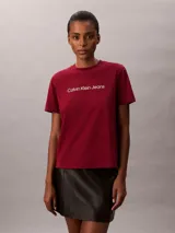 Remera de algodón bordó con cuello redondo y mangas cortas, con el logo de Calvin Klein Jeans estampado en blanco en el pecho.