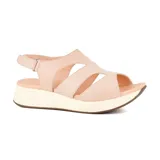 Sandalia de plataforma color rosa claro con tiras de cuero sintético texturizado y ajuste con hebilla.