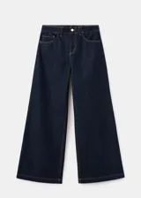 Jeans de corte ancho en color azul oscuro, con tiro medio y costuras pespunteadas en contraste.