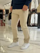 Pantalón de jean color beige, de corte recto y tiro estándar.