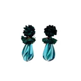 Aros colgantes con cabezal de cuero verde, flores de tela verde y gota de resina verde translúcida.