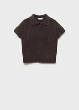 Jersey de punto grueso con cuello polo y cierre frontal de dos botones. Presenta un diseño corto de corte recto y mangas cortas.