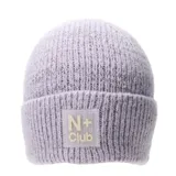 Gorro de lana tejido color gris claro con parche de goma con el logo de la marca.