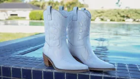 Botas texanas cortas blancas de cuero con bordados en la capellada y taco de madera.