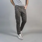 Pantalón de vestir marrón oscuro, de corte recto, con bolsillos laterales y traseros.