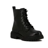 Bota tipo borceguí color negro con textura efecto cocodrilo, pasadores metálicos y suela track gruesa.