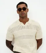 Polo de manga corta confeccionada en punto de algodón con diseño texturizado de cabos y relevos. Presenta cuello polo con abertura en V y un calce cómodo.