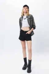 Short de jean azul de tiro alto.