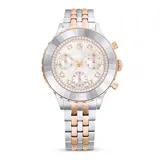 Reloj cronógrafo Swarovski Octea Chrono con caja de 37 mm de acero inoxidable y tono oro rosa. Presenta un bisel cristalizado facetado con pavé transparente, esfera guilloché blanca con tres contadores, índices de cristales y manecillas con LumiNova. Incorpora una pulsera bicolor de eslabones metálicos.
