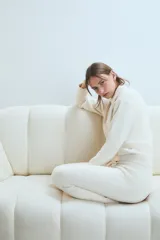 Pantalón de descanso de tejido suave y texturizado, color blanco, con cintura elástica ajustable mediante cordón y puños acanalados en los tobillos.