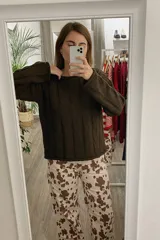 Sweater tejido color marrón chocolate con diseño de espiga, cuello redondo y mangas largas.