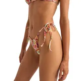 Bikini estampado con flores, compuesto por corpiño triangular con breteles finos y bombacha con tiras laterales ajustables.