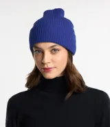 Gorro de punto acanalado color azul, con diseño liso y bajo plegado, ideal para los días fríos.