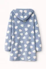 Buzo tipo hoodie de textura afelpada y suave, con diseño de trenzas en relieve, capucha y bolsillo frontal tipo canguro.