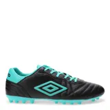 Championes de fútbol 11 Umbro modelo Touch AT, color negro con detalles en naranja vibrante. Presentan el logo de la marca en el lateral, cordones naranjas y suela con tapones para césped.
