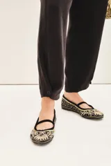 Pantalón sastrero de tiro alto, color blanco, confeccionado en cupro y viscosa. Presenta pinzas delanteras, bolsillos y ajuste elástico en el tobillo.