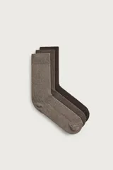 Pack de tres pares de medias de punto acanalado, en tonos marrón, gris oscuro y marrón oscuro.