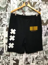 Short negro con cordón ajustable en la cintura y estampado de dos personajes de anime besándose.