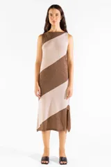 Vestido midi de punto sin mangas, con diseño a rayas diagonales en tonos marrón y tostado con hilo metalizado. Cuenta con escote bote, corte recto y abertura lateral en el dobladillo.