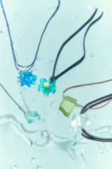 Collar plateado con dije irregular de resina color verde agua.