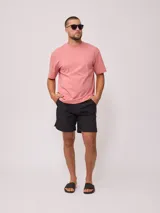 Remera color salmón de corte holgado, confeccionada en algodón.