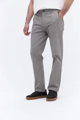 Pantalón de corte regular con diseño de cinco bolsillos, confeccionado en tejido de algodón con spandex. Presenta cierre de botón y cremallera, con logo bordado discreto.