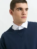 Sweater básico de cuello redondo y manga larga, confeccionado en tejido circular con puños y cuello en tejido canalé.