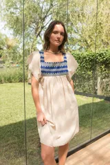 Túnica color beige de lino con bordado artesanal en el frente y espalda.