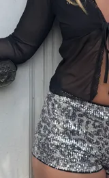 Short tiro alto con estampado animal print en tonos grises y blancos con lentejuelas plateadas.