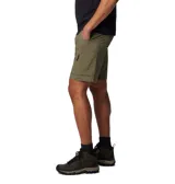 Short cargo de trekking color verde militar con múltiples bolsillos, incluyendo uno lateral con cierre y bolsillos cargo en las piernas.