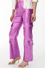 Pantalón cargo metalizado color dorado, con múltiples bolsillos, corte wide leg y tiro medio.