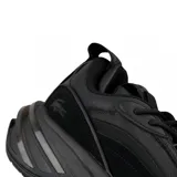 Championes Lacoste modelo Audyssor, de diseño robusto y estilo urbano, color negro. Presentan una combinación de texturas en cuero y gamuza, con suela gruesa y el logo de la marca grabado en el lateral.