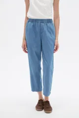 Pantalón de corte recto y tiro medio, confeccionado en lyocell color azul, con cintura elástica y bolsillos laterales.