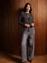 Saco de punto con estampado animal print, de corte recto y manga larga. Presenta cierre frontal mediante lazos ajustables y terminaciones en tejido acanalado.