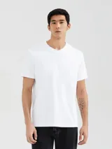 Remera blanca de corte clásico con cuello en V y mangas cortas.