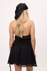 Bandana de satén color negro, con diseño clásico triangular para anudar en la cabeza.