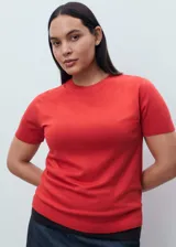 Jersey de punto fino color rojo, de manga corta, diseño entallado y cuello redondo.