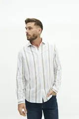 Camisa de manga larga de lino y algodón, color blanco con rayas verticales en tonos gris y beige. Presenta un corte semi slim y un pequeño logo bordado en el pecho.