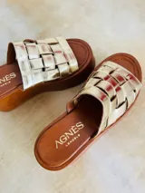 Sandalias de cuero Agnès Lenoble con plataforma plana y suela de madera, capellada con tiras doradas entrelazadas.