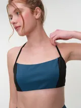 Top deportivo de bretel fino con escote recto, confeccionado en color azul y negro.