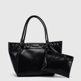 Cartera tipo tote de cuero sintético color negro, con diseño de tachas metálicas en la parte superior y correa con hebilla decorativa. Incluye un sobre o neceser pequeño a juego con el logo de la marca grabado.