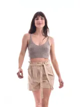 Musculosa corta tejida color gris con breteles finos y escote en V.