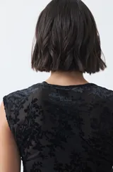 Top de tul negro con estampado aterciopelado con diseño de flores, de manga corta y cuello redondo, con ajuste al cuerpo.