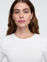 Remera negra de modal, de corte ajustado, con cuello redondo y mangas cortas.